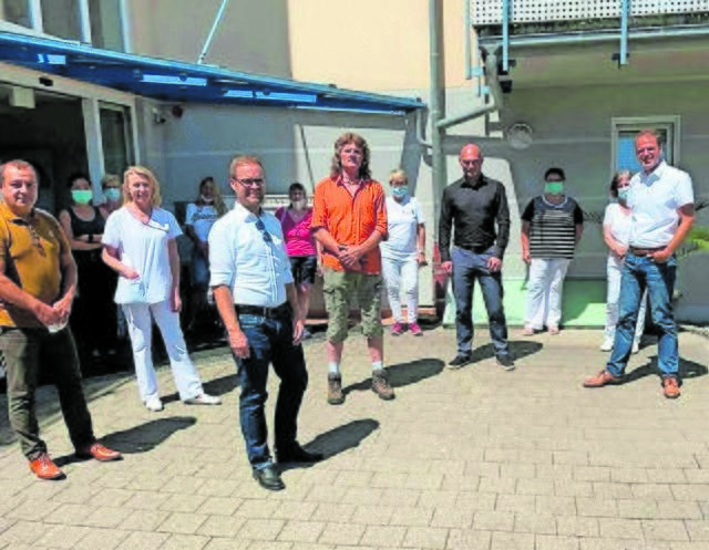 Übergabe der Gutscheine zum Besuch der Wörther Gastronomie an die Sozialstation. | Foto: ps