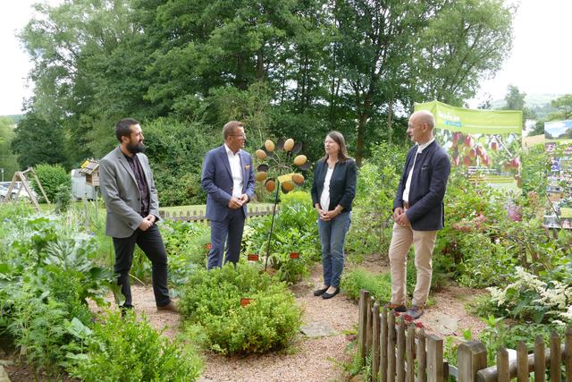 Gespräch in der Natur: v.l. Jan Rommelfanger, stellv. Leiter Nationalparkamt, Gereon Haumann, Ministerin Ulrike Höfken und Stefan Klinck. Foto: Horst Cloß