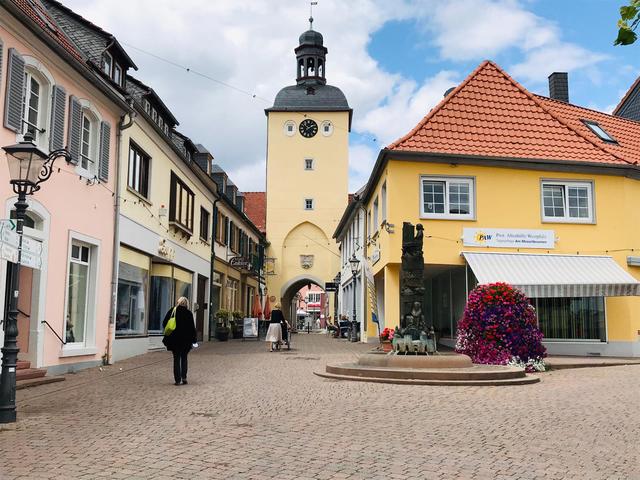 Die einzelnen Städte in der Donnersbergregion laden zum Bummeln, Shoppen und Verweilen ein  | Foto: Claudia Bardon