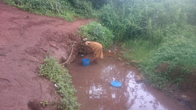 Wasser schöpfen an der Masanza Quelle | Foto: keine Angabe