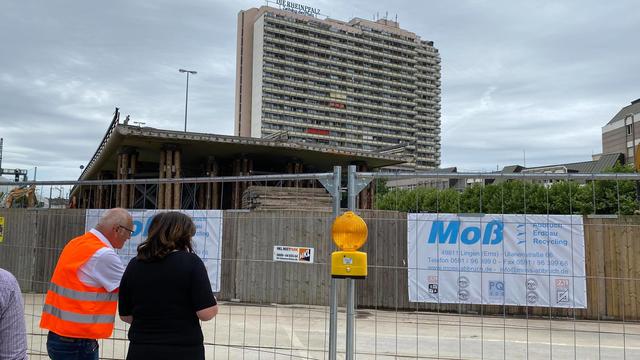 OB Steinruck sieht sich die Lage vor Ort an. (9. Juli 2020) | Foto: Kim Rileit