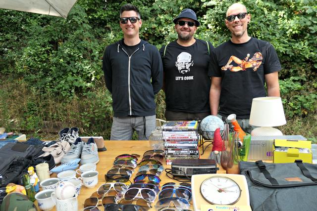 Drei Männer "Men in black" verkaufen ihre Ware | Foto: Brigitte Melder