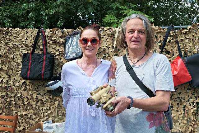 Andrea und Al mit dem antiken Landvermessungsgerät | Foto: Brigitte Melder