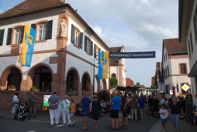 Buntes Treiben herrschte in den vergangenen Jahren beim Venninger Weinfest, das diesmal leider ausfällt. Fotos: Pacher | Foto: Markus Pacher