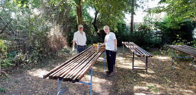 T. Beneke und I. Feise imprägnieren Hölzer für den neuen Dachstuhl | Foto: H. Feise (2020)