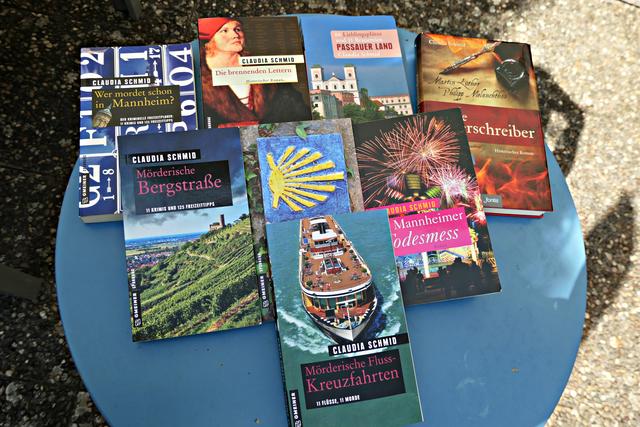 So viele Bücher hat sie schon geschrieben. Vorne das Neueste :-) | Foto: Brigitte Melder