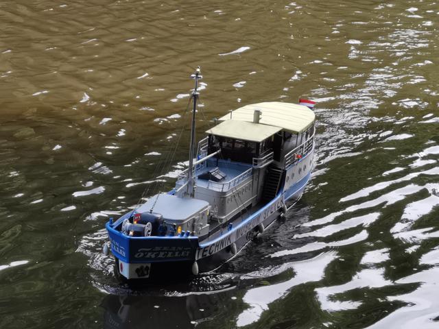 Jungfernfahrt auf dem Eisweiher: Das Hausboot der Kelly-Family im Maßstab 1:20 aus der „Werkstatt“ von Konrad Heimsott. Foto: Kling-Kimmle