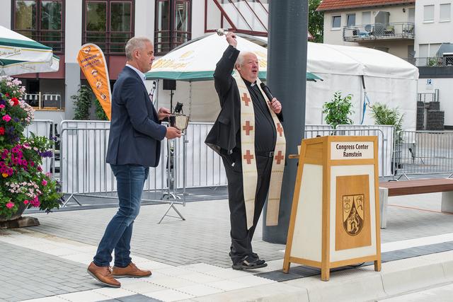 Pfarrer Bernhard Spieß segnete den neuen Busbahnhof, Bürgermeister Hechler fungierte als „Meßdiener“ Foto: Schäfer