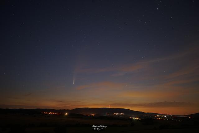 Der Komet "NEOWISE" über dem Donnersberg.

Neowise bewegt sich auf einer langgestreckten Umlaufbahn um die Sonne und erscheint ca. alle 4000-5000 Jahre im inneren Sonnensystem und ist dann von der Erde aus zu sehen. Seine letzte Sichtbarkeit von der Erde wird auf das Jahr 2450 v.Chr. geschätzt. | Foto: Stephen Wüstenberg Photographie -Wartenberg-Rohrbach