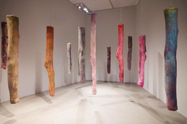 Die skulpturale Installation stammt von Kaari Upson. | Foto: Christian Gaier