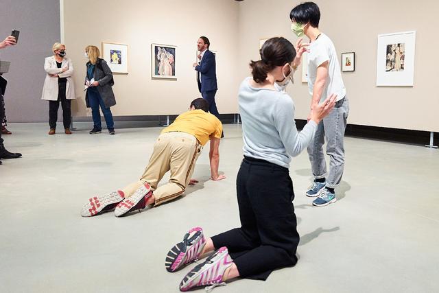 Die rumänische Künstlerin Alexandra Pirici nimmt das Thema der Umbrüche unserer Gegenwart auf, die sie in ihrer Arbeit „ReCollection“ mit zehn Tänzer*innen visualisiert. | Foto: Christian Gaier