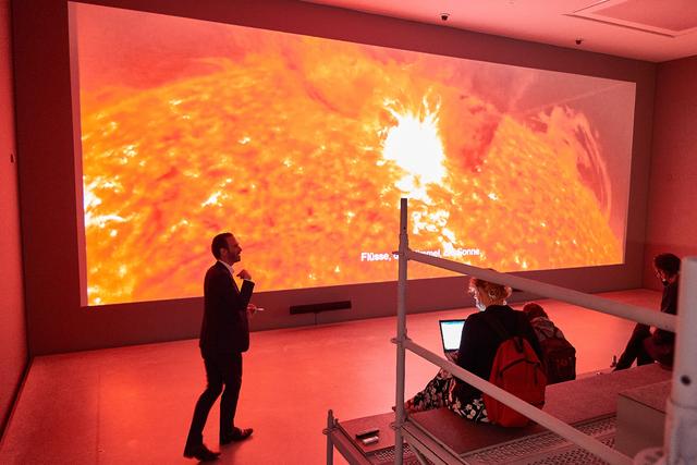 Johan Holten spricht über den Film  „The Republic of T.M.“, in dem der dänisch-irakische Filmemacher Masar Sohail seine migrationsgeprägte Biografie verarbeitet. | Foto: Christian Gaier