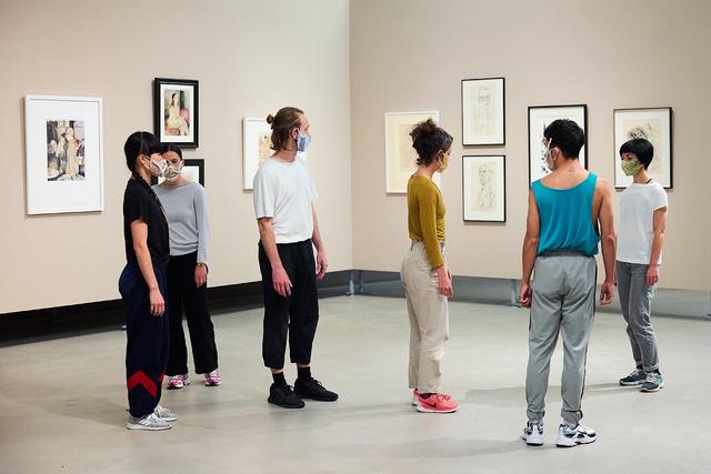 Die rumänische Künstlerin Alexandra Pirici nimmt das Thema der Umbrüche unserer Gegenwart auf, die sie in ihrer Arbeit „ReCollection“ mit zehn Tänzer*innen visualisiert. | Foto: Christian Gaier