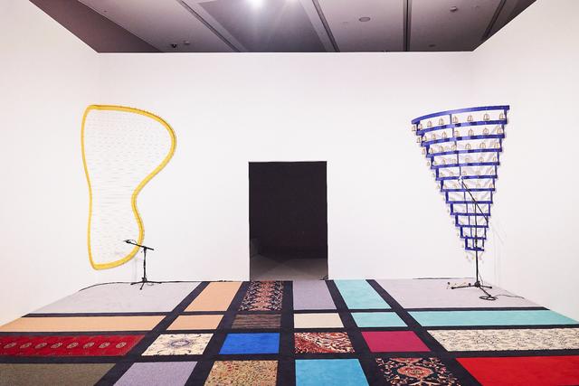 Blick in das Musikzimmer der deutsch-türkischen Künstlerin Nevin Aladağ.  | Foto: Christian Gaier