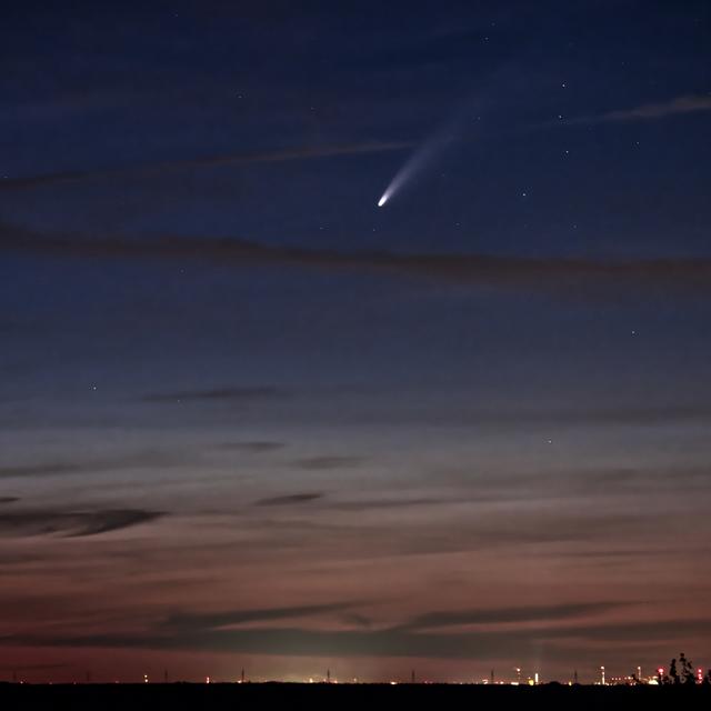 Der Komet Neowise ist nun auch am Abendhimmel zu sehen. Das Foto endstand am 12.7.2020 gegen 23:30 Uhr. Standort ist südlich von Ubstadt mit Blickrichtung Nord-Nord-West.  | Foto: Gerhard Quarda 