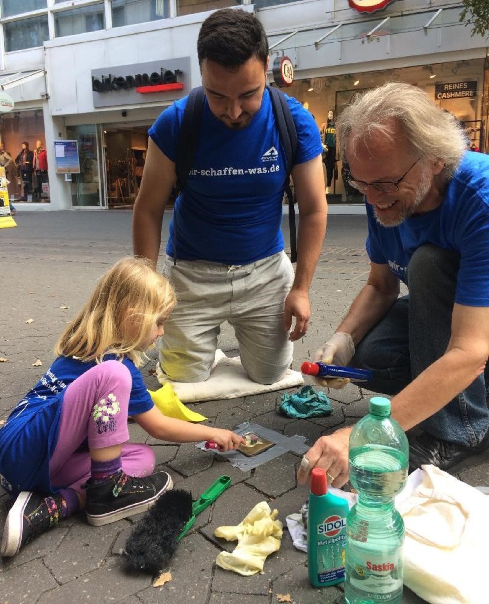 Frankenthaler Stolpersteine werden gereinigt „Wir schaffen was“ am