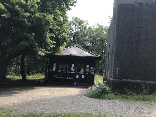Am Kiosk können sich Wanderer für die Besichtigung des Turms anmelden
