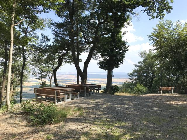 Unbeschreiblich die Aussicht. Hier ist ein Picknick ein "Muss". Bei Aufwind starten Gleitschirmflieger.