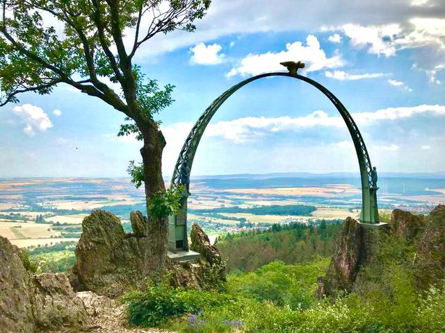 Der imposante Adlerbogen   | Foto: Claudia Bardon