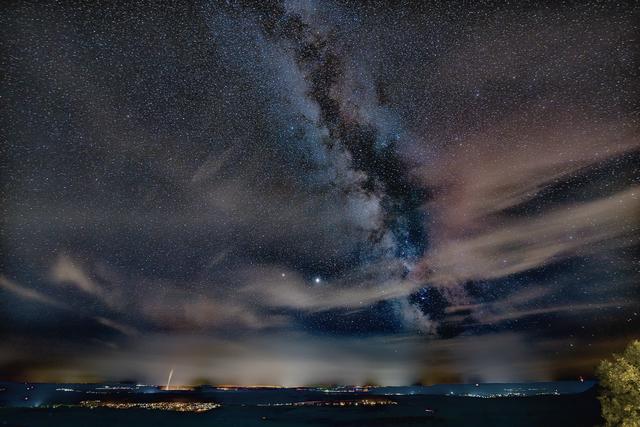 Dieses Foto entstand ebenfalls von der Heuchelberg Warte am 19.7.2020 gegen 1:30Uhr, diesmal Richtung Süd-Osten mit Blick über das Kraichgau.  | Foto: Gerhard Quarda 