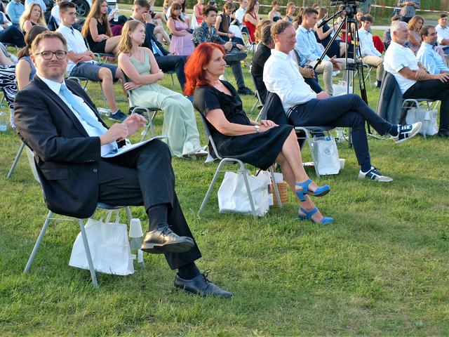 Auf den vorderen Plätzen: Schulleiter Markus Zepp, OB-Stellvertreterin Krimhilde Rolli und Sparkassenchef Norbert Grießhaber