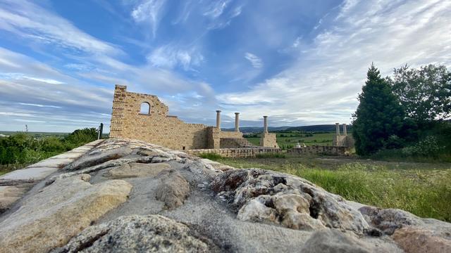 Die Römerkelter liegt in den Weinbergen über Ungstein. Von dort genießen Besucher einen wunderbaren Ausblick und können römische Luft schnuppern | Foto: Kim Rileit