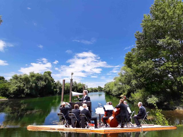 Die Stuttgarter Saloniker spielen vom Floß aus ein Klassik Open Air Hafenkonzert in Germersheim. | Foto: ps