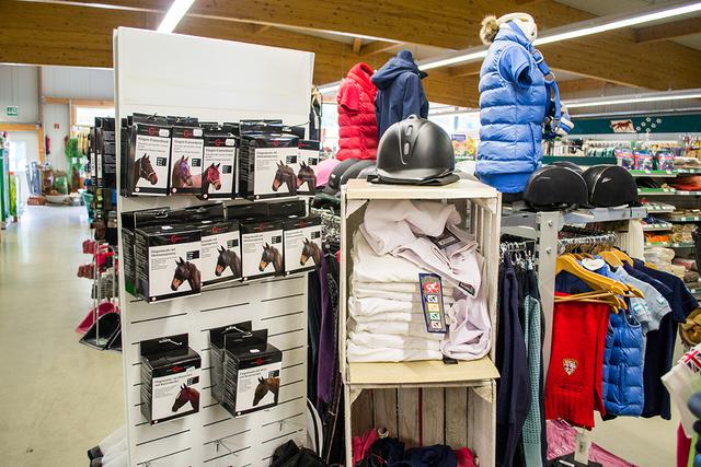 Neben Reithelmen, Strümpfen, Hosen und Jacken finden Pferdefreunde hier auch Kinderreithandschuhe | Foto: Schäfer