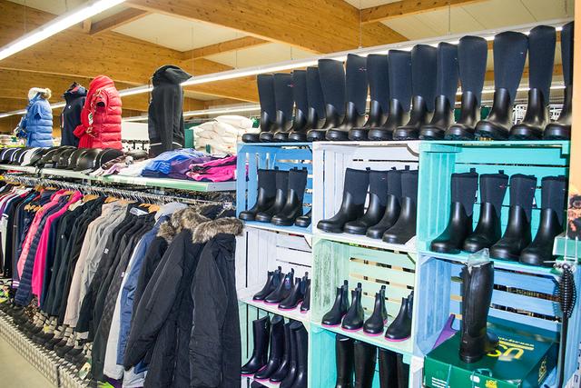 Reitbekleidung: Das Sortiment reicht von Reitstiefeln bis zu Sicherheitswesten | Foto: Schäfer