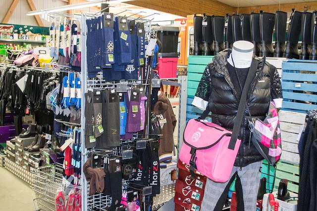 Der Landfuxx in Weilerbach bietet farbefrohe und funktionale Kleidung sowie jede Menge Reitzubehör | Foto: Schäfer