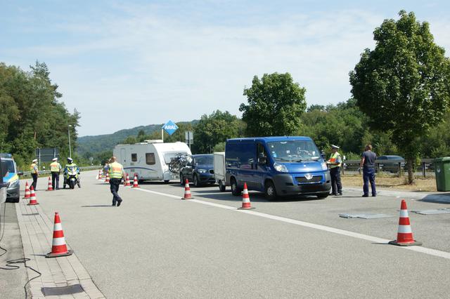 Die Motorradstreifen patrouillierten auf der A6 und brachten die Gespanne zur Kontrolle. | Foto: Altschuck