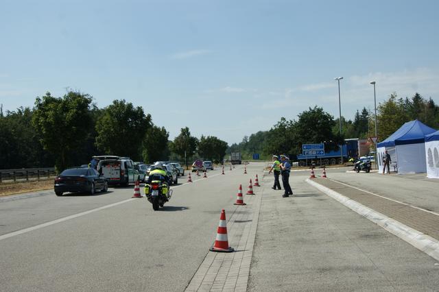 Auf der rechten und linken Spur wurden die Gefährte kontrolliert. | Foto: Altschuck