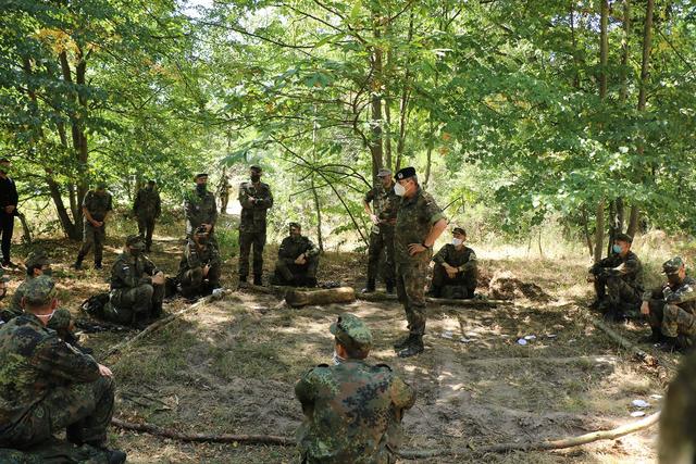 Gespräch mit Rekrutinnen und Rekruten beim Gefechtsdienst | Foto: Wiedemann