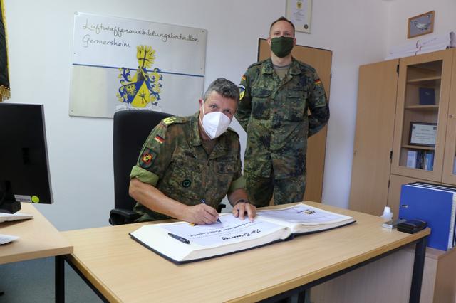 Beim Eintrag ins Gästebuch des Bataillons | Foto: Wiedemann