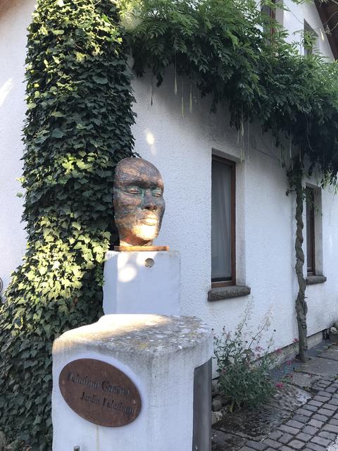 Zum Palatinum-Garten der Familie Burg.