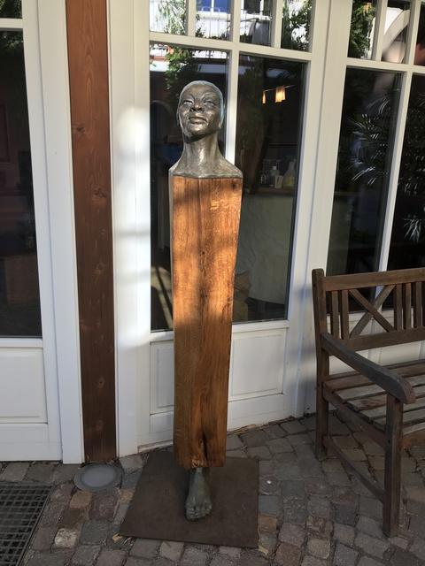 Markante Skulpturen im Weingut Grimm.