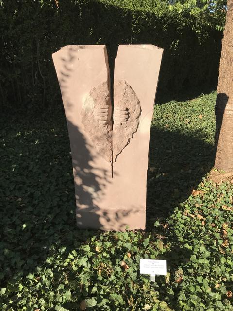  Zwei Hände scheinen den Stein auseinander zu reißen.