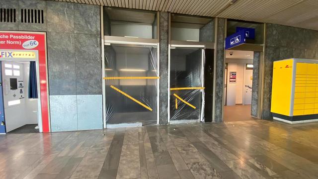 Die zerstörten Glastüren sind mit Folie abgeklebt. | Foto: Kim Rileit