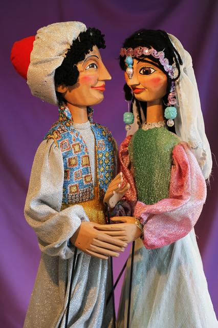 Im Puppentheatermuseum trifft man viele bekannte Figuren, wie zum Beispiel Aladin und die Tochter des Sultans, und begibt sich auf eine Reise durch die Figurentheaterzeit.