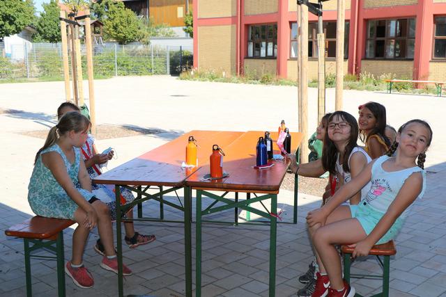 Sommerspaß mal ganz anders - mit Mundschutz und Abstand. Die Kinder haben trotzdem Spaß. Und draußen darf dann auch mal zusammen gespielt werden | Foto: Heike Schwitalla