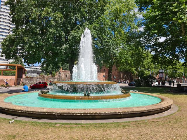 Auch am Fackelbrunnen kann man mal die Füße ins Wasser hängen | Foto: Ralf Vester