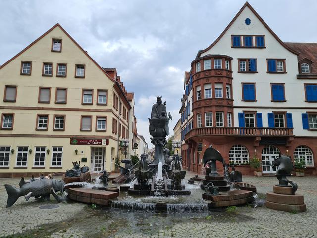 Kinder "schnuddeln" gerne am Kaiserbrunnen | Foto: Ralf Vester