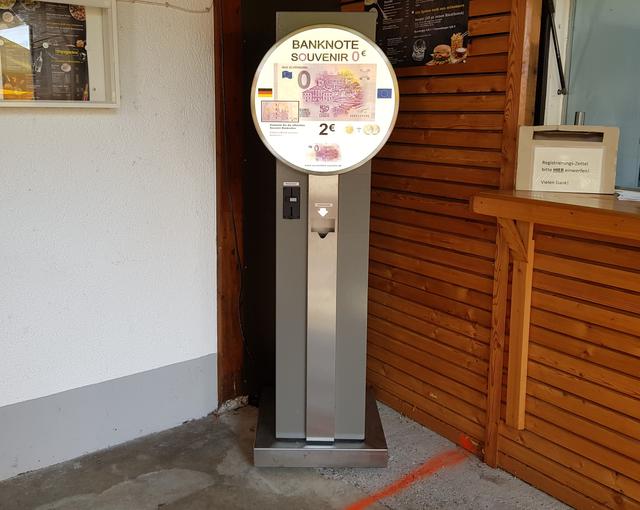 Der Automat für die Bad Schönborner Null-Euro-Scheine steht neuerdings am Kiosk des Biergartens im Sole-Aktiv-Park. Somit ist der Park um eine Attraktion reicher geworden.