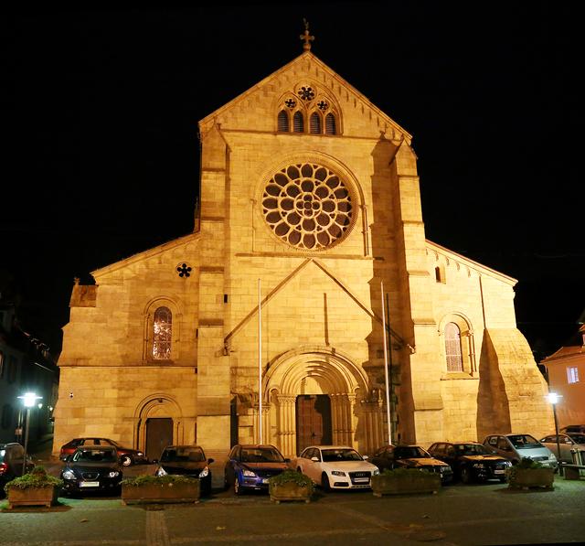 Dicke Sandsteinmauern kühlen besonders gut. In und rund um Kaiserslautern sind die Kirchen – hier die Otterberger Abteikirche – nicht nur bei Hitze ein Ort der Ruhe und Andacht. | Foto: Jens Vollmer