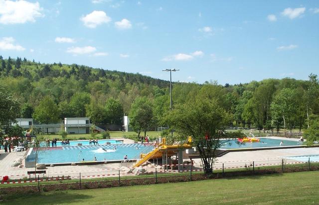 Auch das Warmfreibad am anderen Ende der Stadt wird gerne zur Abkühlung genutzt | Foto: Stadt Kaiserslautern
