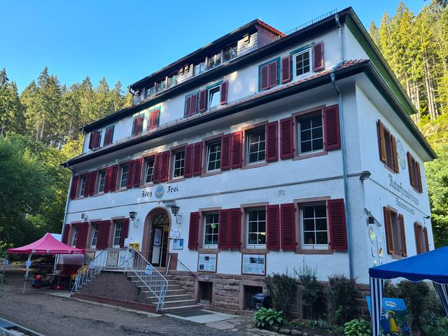 Je nach Tageszeit lässt es sich auch am Naturfreundehaus Finsterbrunnertal trefflich aushalten | Foto: Ralf Vester