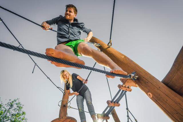 Die Abenteuerlust wird in Bad Sobernheim nicht nur bei Kindern geweckt. Die Hängeseilbrücke im letzten Wegabschnitts des Barfußpfades belohnt Mutige mit einer tollen Aussicht.  | Foto: SoonTeam/Barfußpfad Bad Sobernheim