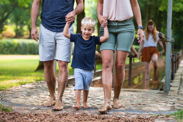 Wann sonst kann man sich einfach mal wieder so richtig dreckig machen und mit den Füßen im Matsch plantschen? Und das ganz ohne Gummistiefel! | Foto: SoonTeam/Barfußpfad Bad Sobernheim