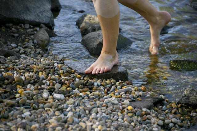 Mit den Füßen durch Wasser und auf Steinen laufen, durch Lehm stapfen und Rindenmulch unter den Zehen fühlen. Der Barfußpfad Bad Sobernheim ist ein Erlebnis für alle Sinne, das Kindheitserinnerungen weckt.  | Foto: SoonTeam/Barfußpfad Bad Sobernheim
