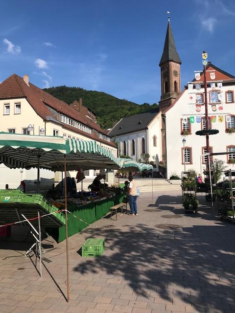 Wochenmarkt in Wolfstein. Fotos: ps